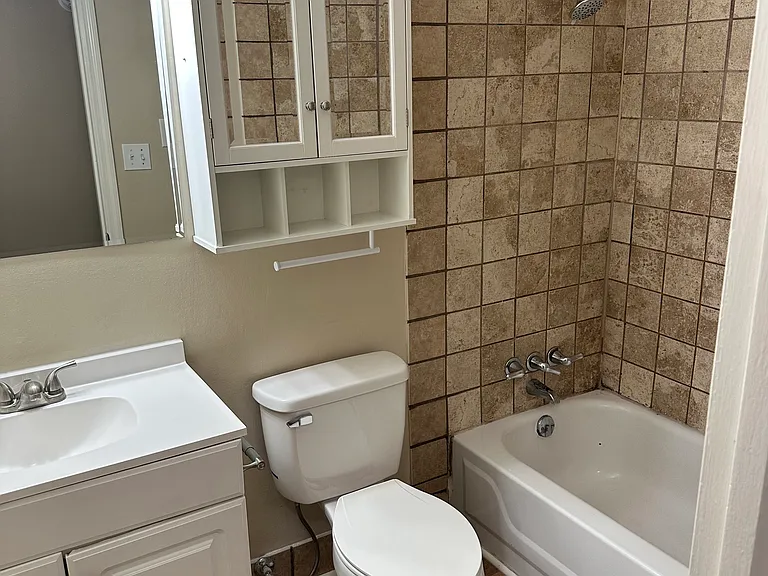 304 E Brown St — Photo 10