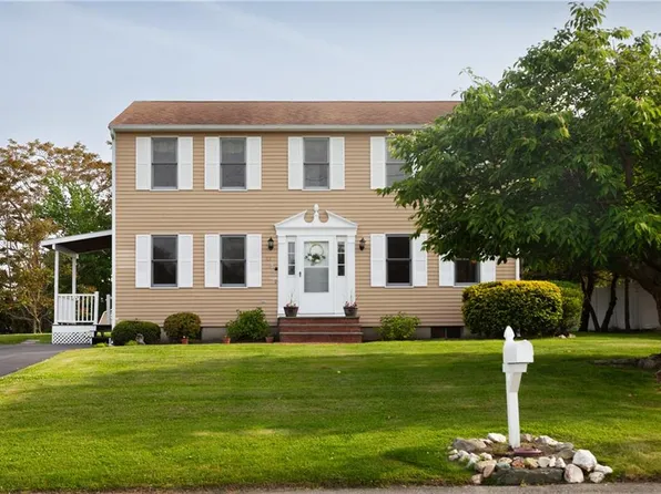 63 Botelho Dr, Portsmouth, RI 02871