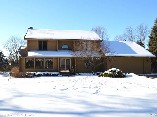 12162 Dentonview Dr, Fenton, MI 48430