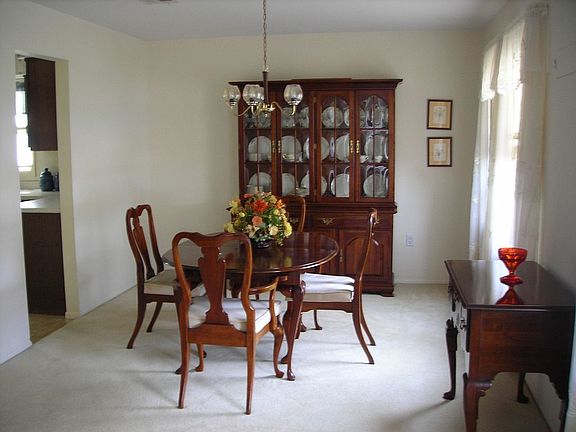 Good size dining room