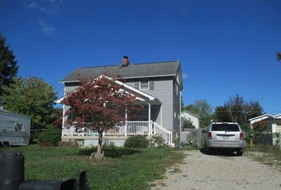 2nd image of 126 1st St
