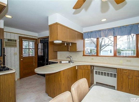 4th image of 348 Lake Shore Blvd