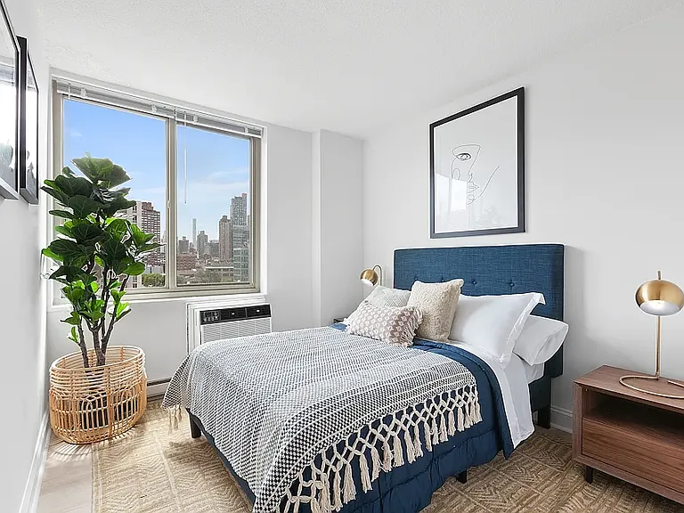 1952 1st Ave #9D — Photo 2
