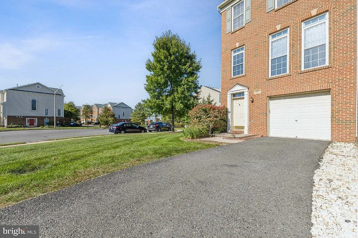 3 bed, 3.5 bath, 1678 sqft, $3,300 — Photo 3
