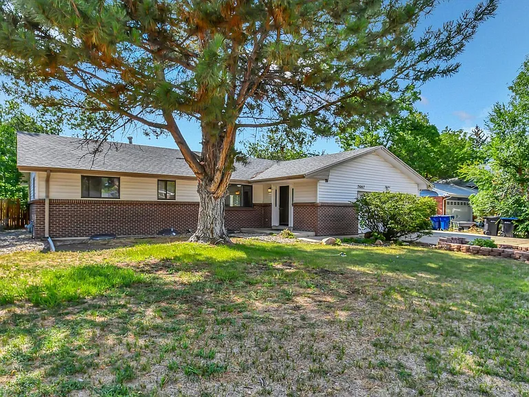 7687 Newman St — Photo 40