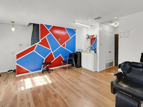 4th image of 2409 Macarthur Dr