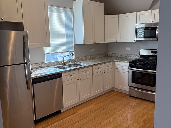 4th image of 1115 W Newport Ave APT 3R