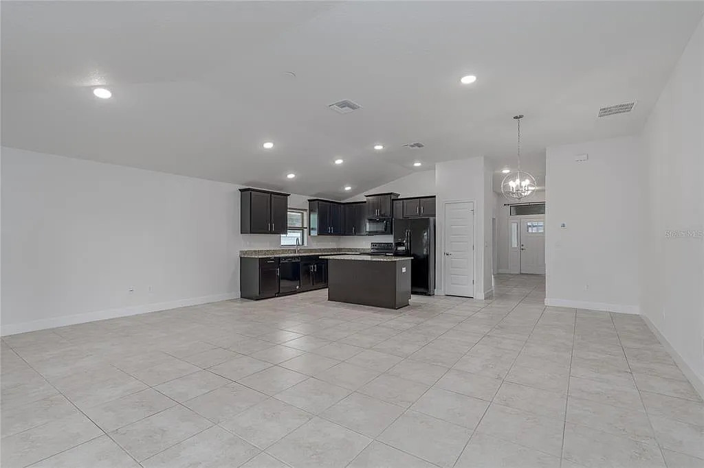 3 bed, 2.0 bath, 1718 sqft, $2,600 — Photo 3
