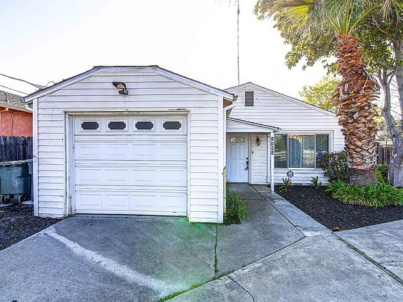 3rd image of 1451 Plumas Ave