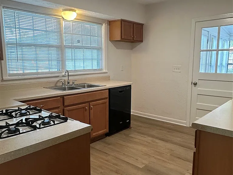 219 Glencroft Ct — Photo 10
