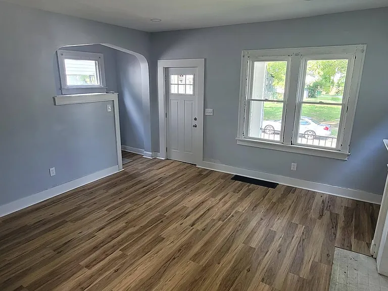 401 S Harris Ave — Photo 2
