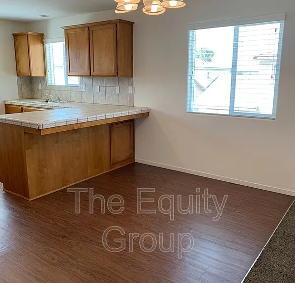 2218 W Lark Ave — Photo 4