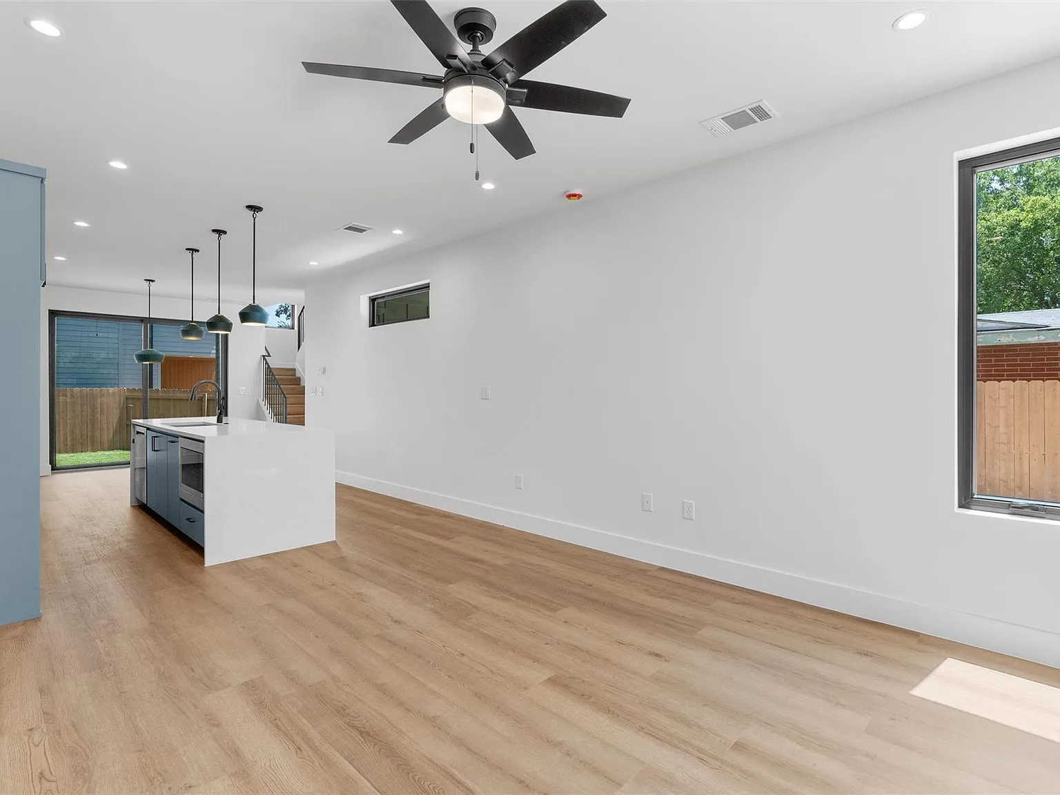 3 bed, 4.0 bath, 1979 sqft, $3,650 — Photo 4