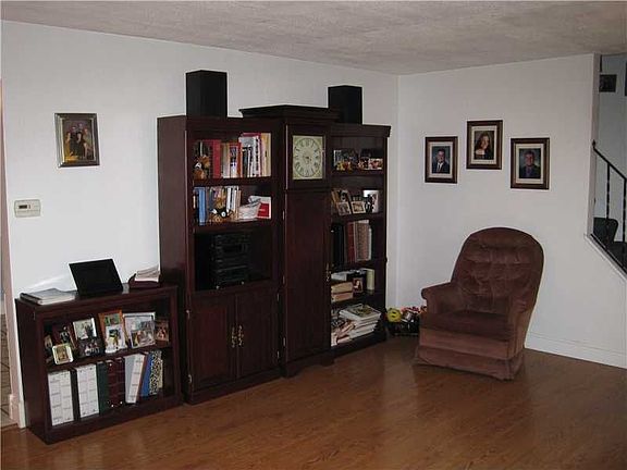4th image of 296 Deer Park Dr E