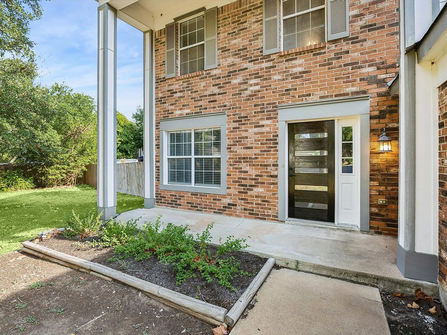 3 bed, 2.5 bath, 1970 sqft, $1,925 — Photo 2