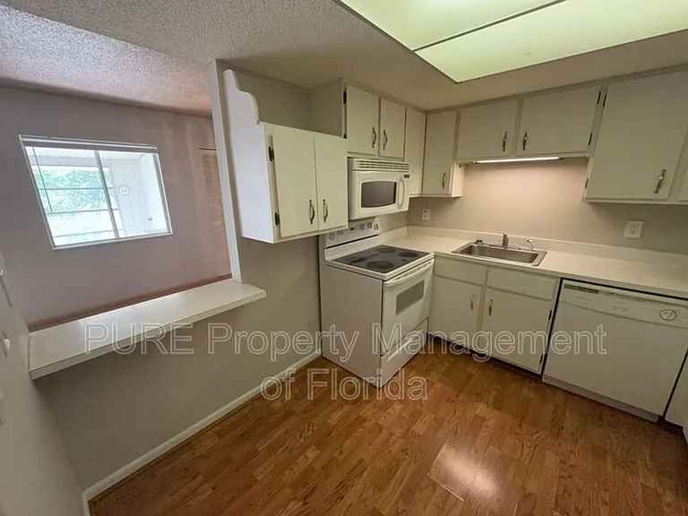 549 Fairways Dr #B — Photo 7