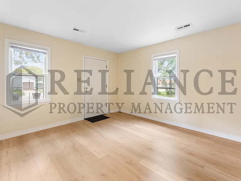 1022 S Yale St — Photo 5