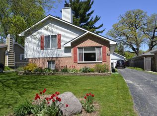 302 Walker Pl, Mundelein, IL