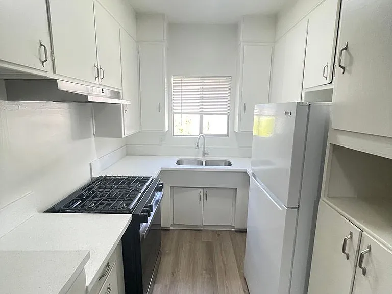 14341 Chandler Blvd — Photo 7