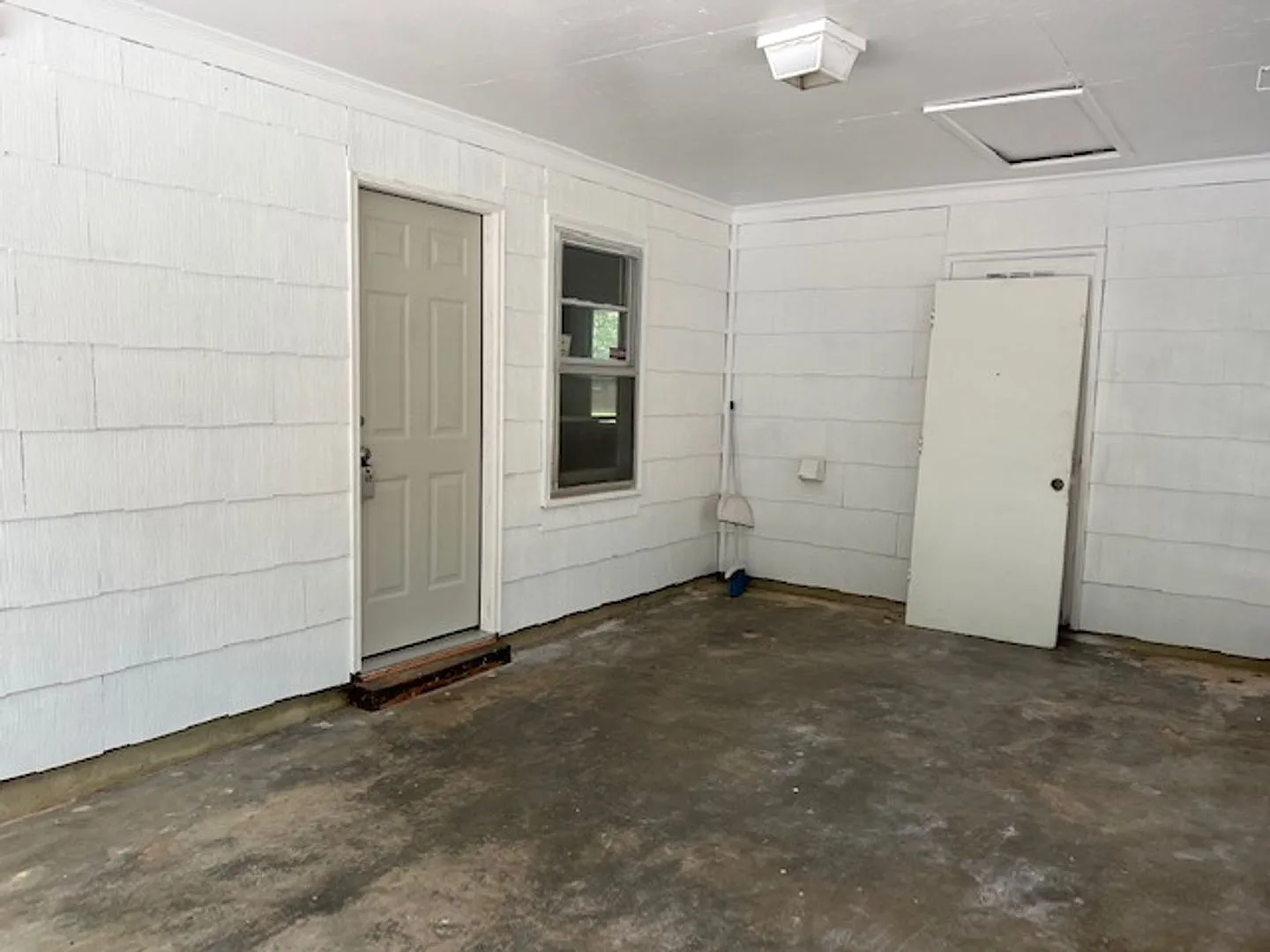 3 bed, 1.0 bath, 1025 sqft, $1,300 — Photo 3
