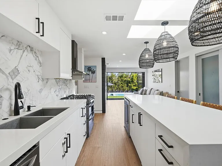 2219 Graham Ave — Photo 4