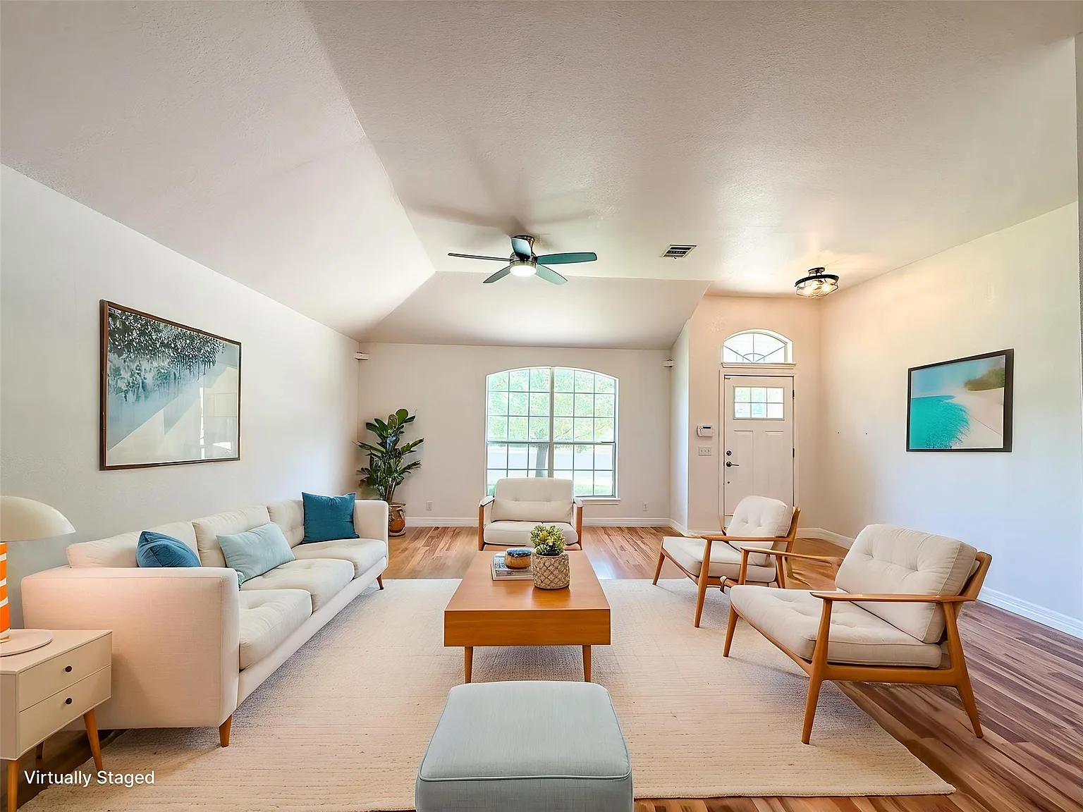3 bed, 2.0 bath, 2081 sqft, $2,300 — Photo 2