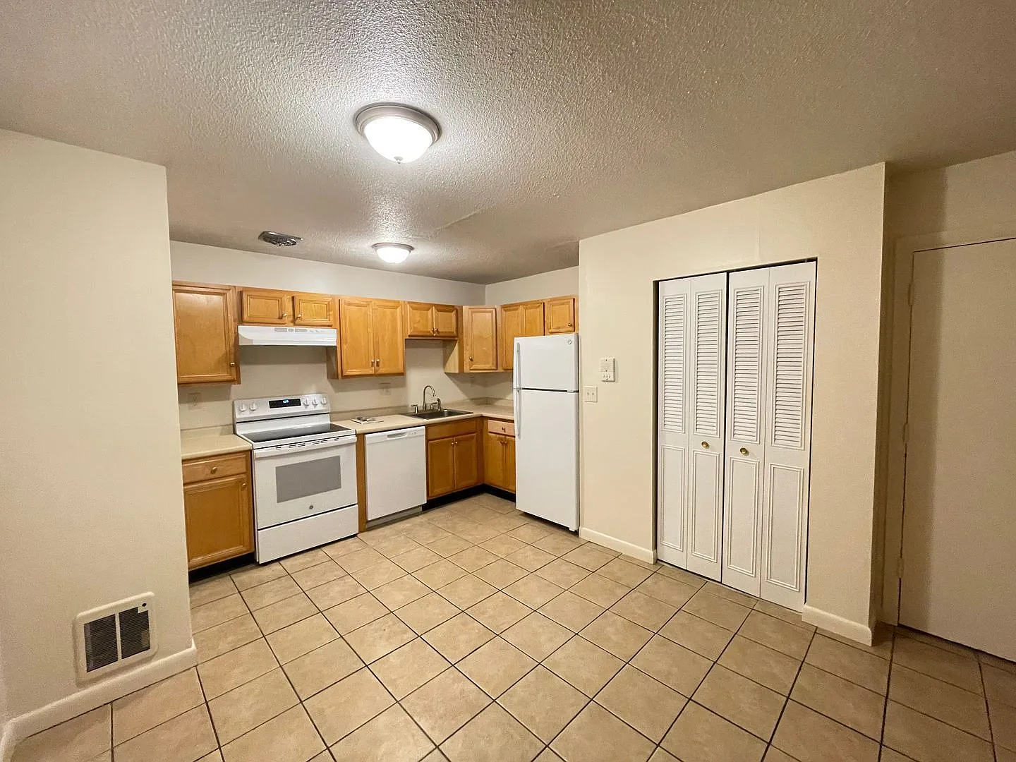 2 bed, 1.0 bath, 658 sqft, $1,625 — Photo 3
