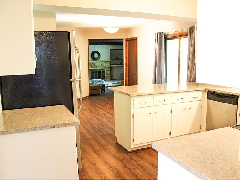 W225N2588 Alderwood Ln — Photo 6