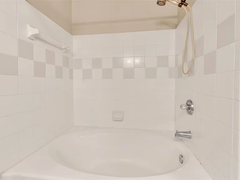 5541 Rosehill Rd #202 — Photo 27