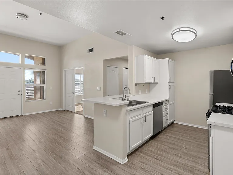 Santa Fe Apartments II — Photo 14