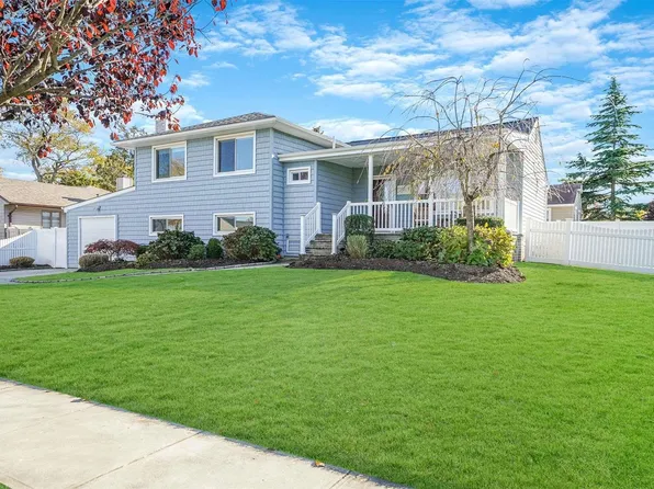 3986 Eve Drive, Seaford, NY 11783