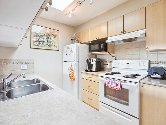 4th image of 2891 Hastings St E #416
