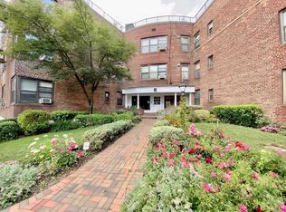 4 Town House Cir #3H, Great Neck, NY 11021