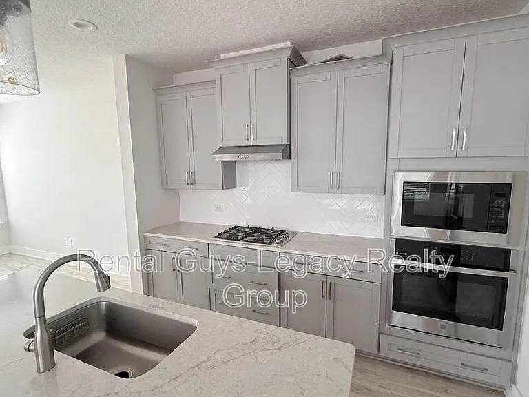 409 Crestview Dr — Photo 4