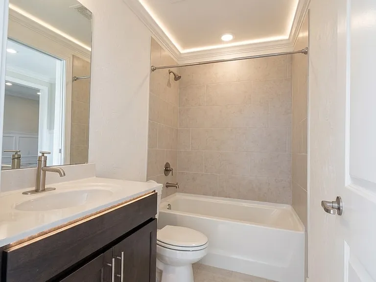 384 Yardley Ln — Photo 17