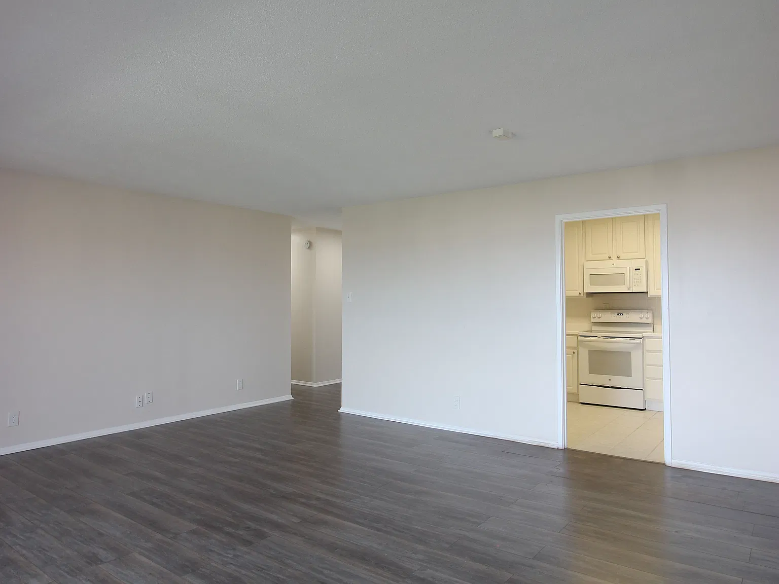 307 Yoakum Pkwy — Photo 3