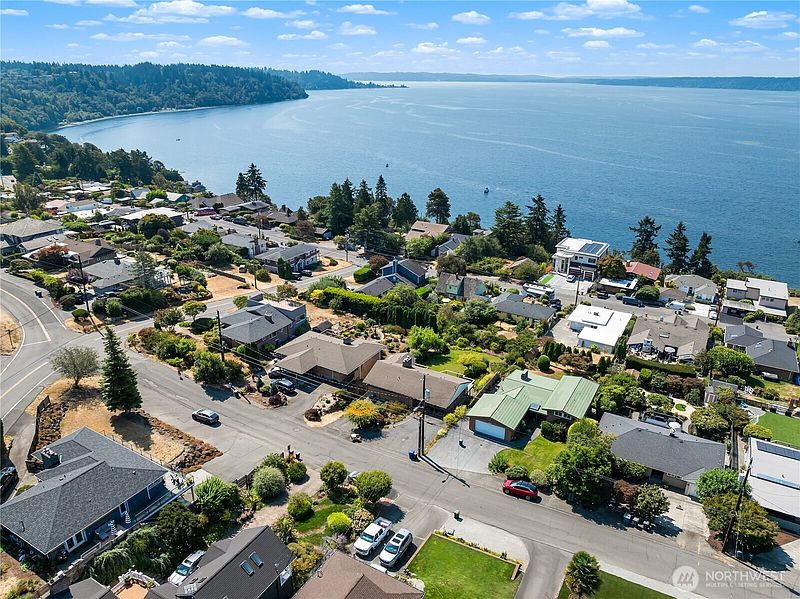 4th image of 12153 Marine View Drive SW