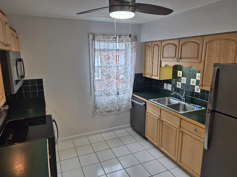 3947 Jamieson Ave #2W — Photo 6