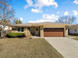 1833 W Spring Ridge Dr, Arlington Heights, IL 60004