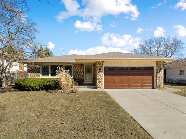 1833 W Spring Ridge Dr, Arlington Heights, IL 60004