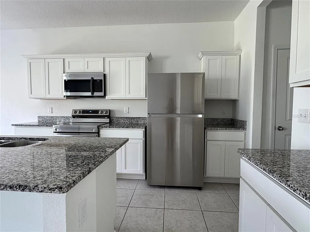 4 bed, 2.5 bath, 2660 sqft, $2,300 — Photo 2