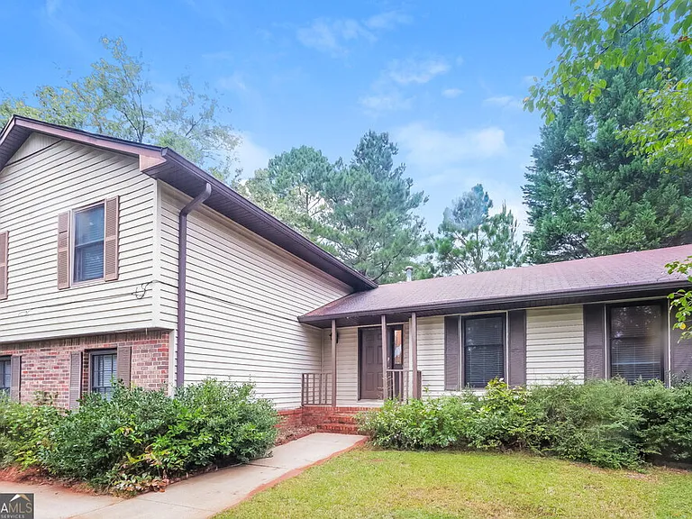 564 Clubhouse Dr SE — Photo 2