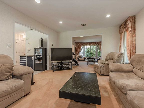 5th image of 14 Williams Ct