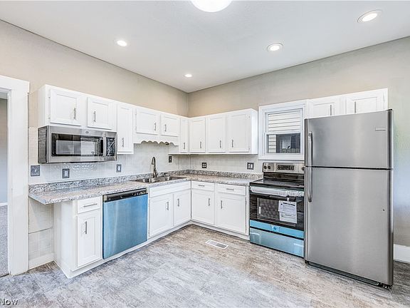 4th image of 562 Schaum Ave