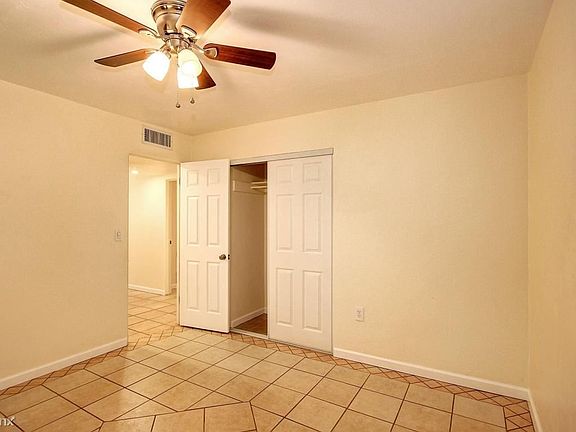 1184 Front house photo 4