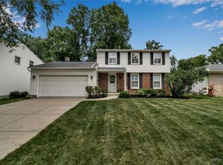 574 Seabrook Dr, Williamsville, NY 14221
