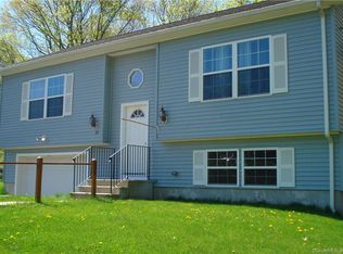 35 Platoz Dr, Uncasville, CT 06382