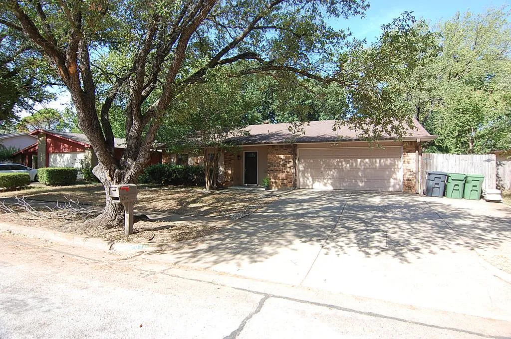 2614 Creekview Dr — Photo 2