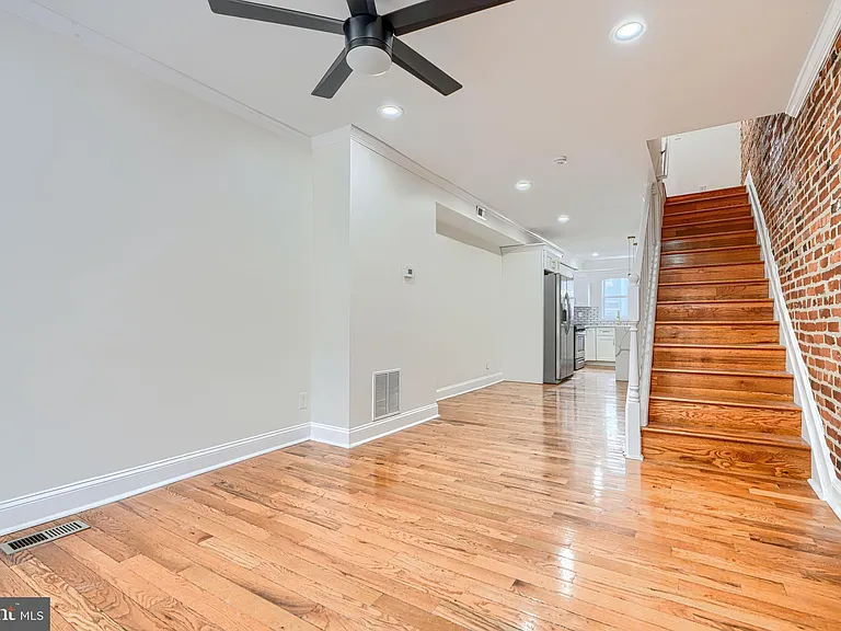 404 N Robinson St — Photo 3