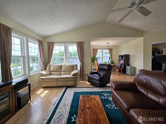 3rd image of 8 Glastonbury Dr #C